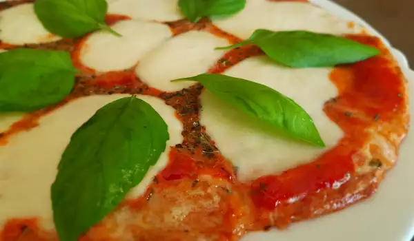 Vegetarische Pizza mit Mozzarella, Mascarpone und Blumenkohl