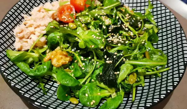 Salat mit japanischen Wakame Algen