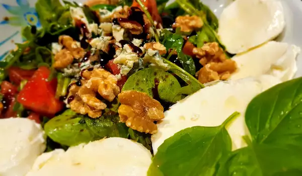 Salat mit Walnüssen, Mozzarella und Blauschimmelkäse