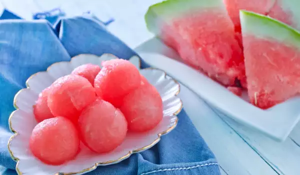 Wie man einfach Melonen- oder Wassermeloneneis zubereitet