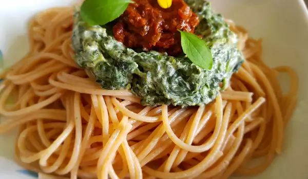 Gesunde Vollkornspaghetti mit getrockneten Tomaten und Spinat