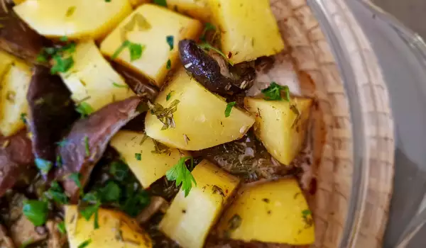 Geschmorte Kartoffeln im Ofen mit Pilzen