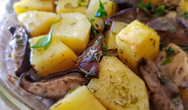 Geschmorte Kartoffeln im Ofen mit Pilzen