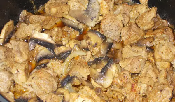 Geschmortes Schweinefleisch mit Zwiebeln und Champignons