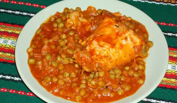 Kaninchen mit Erbsen und Tomaten