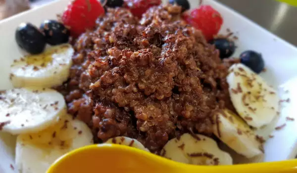Gesundes Frühstück Porridge mit Quinoa und Schokolade