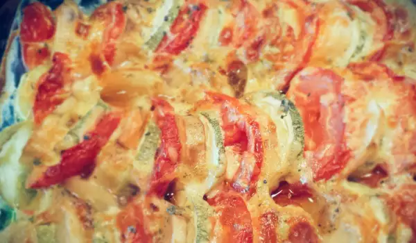 Auflauf mit Zucchini, Kartoffeln und Tomaten