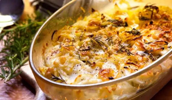 Kartoffeln mit Zucchini und Käse aus dem Ofen