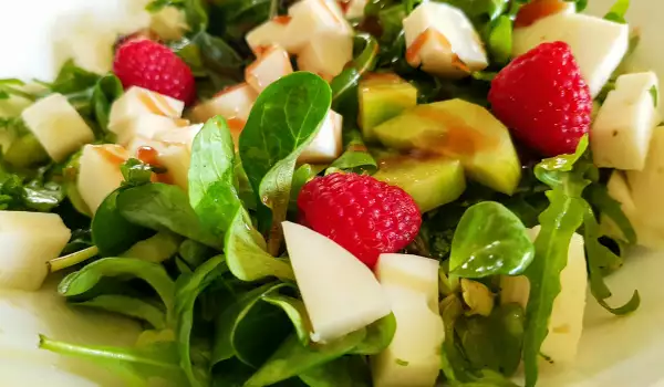 Grüner Salat mit Ziegenkäse und Himbeer-Balsamico-Reduktion