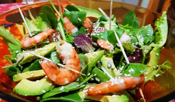 Grüner Salat mit Garnelen, Basilikum und Avocado