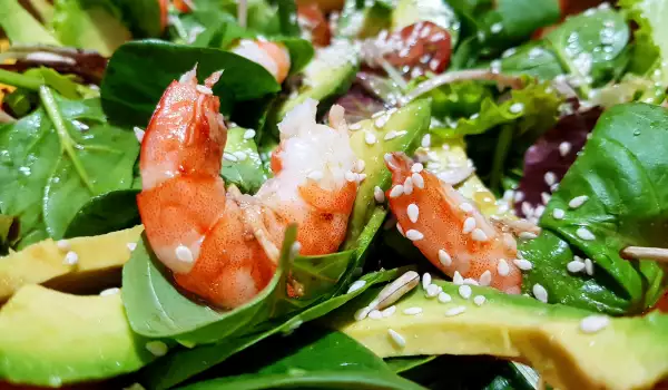 Grüner Salat mit Garnelen, Basilikum und Avocado