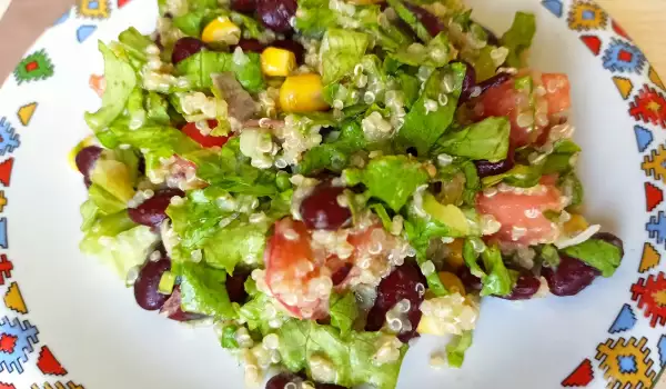Grüner Salat mit Quinoa und Mais