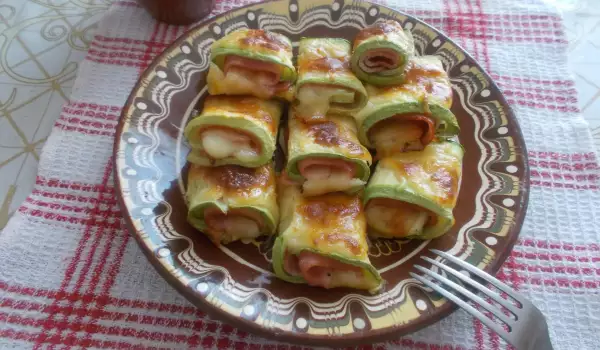 Zucchini Röllchen mit Schinken und Käse im Ofen