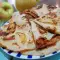 Seidige Apfelpfannkuchen mit ganzen Fruchtstücken