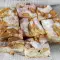 Apfelkuchen mit Keksen und Zimt