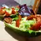 Spezialsalat mit Avocado und Cherrytomaten