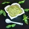 Pesto aus Avocado und Basilikum