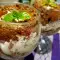 Kekskuchen in Tassen mit Mascarpone und Schokolade