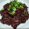 Risotto aus schwarzem Reis und Pilzen