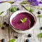 Fruchtcreme mit Heidelbeeren und Eiern