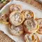 Blätterteigschnecken mit Cremefüllung und Rosinen