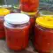 Rote Spitzpaprika in Gläser für den Winter