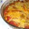 Gebackener Paprika mit Weißkäse und gelbem Käse