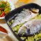 Im Ofen gebackene Dorade mit Artischocken und Kartoffeln