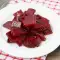 Einfacher Salat aus gekochter Roter Bete