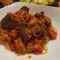 Leber mit Zwiebeln und Tomaten in der Pfanne