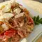 Auberginensalat mit Tomaten, Mayonnaise und Ziegenkäse