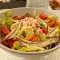 Fischsalat mit Eisbergsalat und Cherrytomaten