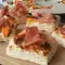 Focaccia mit Aprikosen und Prosciutto