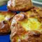 Georgisches Khachapuri mit Eier und Käse