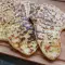 Indisches Naan Fladenbrot mit aromatischen Gewürzen