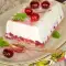 Geliertes Dessert mit Joghurt und Kirschen