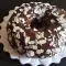 Kuchen mit Schokoladenguß und Mandeln
