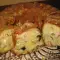 Herzhafter Kuchen mit Aufschnitt und Oliven