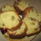 Kuchen mit frischer Milch, Rosinen und Schokostückchen