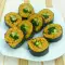 Goldene Veggie Kimbap mit Avocado und Spinat
