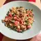 Salat mit Quinoa und Hüttenkäsedressing