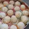 Kokospralinen mit weißer Schokolade