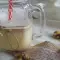 Ein stärkender Cocktail mit rohem Ei, frischer Milch und Honig
