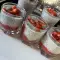 Milchdesserts mit Chiasamen und Erdbeeren