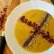 Gemüsecremesuppe mit etwas Jamón, Körner und Nüssen