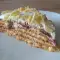 Medovik Torte mit Bananen und Heidelbeermarmelade