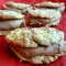 Baiser mit Schokoladenmousse und Haselnüssen