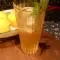 Alkoholfreier Mojito mit Lindenblätter