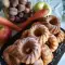 Köstliche Muffins mit Äpfeln und Karotten