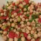 Salat aus Kichererbsen und gerösteten Paprika